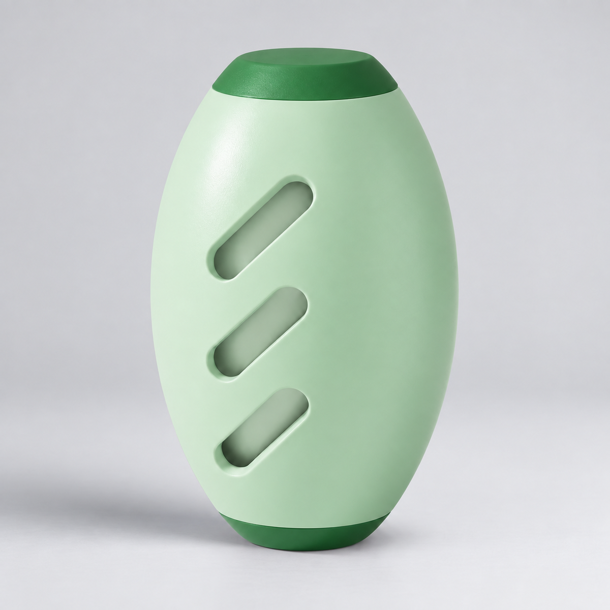 Quitapelusas verde con tres aberturas diagonales sobre fondo gris de estudio.